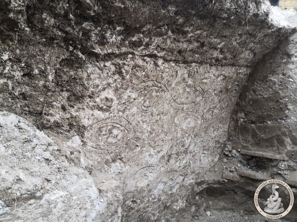 Galeie FOTO VIDEO Mormânt creștin spectaculos, cu plan triunghiular, descoperit în vechea cetate Tomis de specialiștii Muzeului de Istorie Constanța 13 Galeie FOTO VIDEO Mormânt creștin spectaculos, cu plan triunghiular, descoperit în vechea cetate Tomis de specialiștii Muzeului de Istorie Constanța IMG 20250911 083259