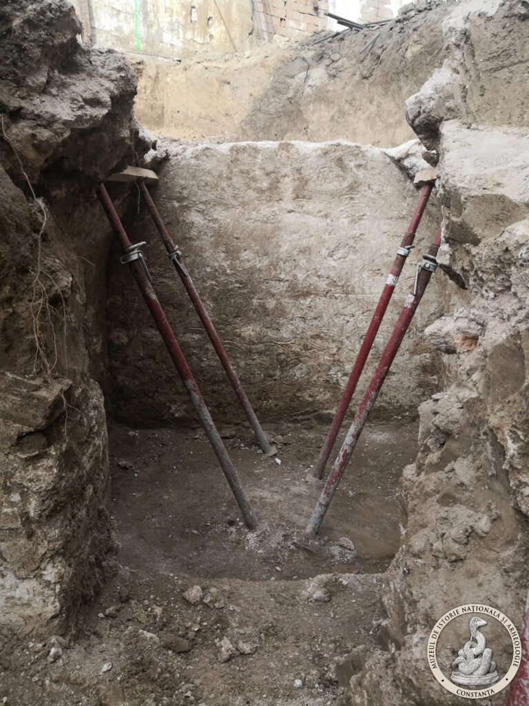 Galeie FOTO VIDEO Mormânt creștin spectaculos, cu plan triunghiular, descoperit în vechea cetate Tomis de specialiștii Muzeului de Istorie Constanța 18 Galeie FOTO VIDEO Mormânt creștin spectaculos, cu plan triunghiular, descoperit în vechea cetate Tomis de specialiștii Muzeului de Istorie Constanța IMG 20250911 083620