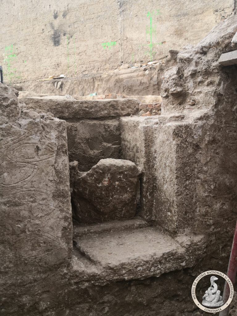 Galeie FOTO VIDEO Mormânt creștin spectaculos, cu plan triunghiular, descoperit în vechea cetate Tomis de specialiștii Muzeului de Istorie Constanța 19 Galeie FOTO VIDEO Mormânt creștin spectaculos, cu plan triunghiular, descoperit în vechea cetate Tomis de specialiștii Muzeului de Istorie Constanța IMG 20250911 083636