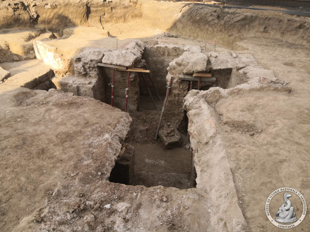 Galeie FOTO VIDEO Mormânt creștin spectaculos, cu plan triunghiular, descoperit în vechea cetate Tomis de specialiștii Muzeului de Istorie Constanța 20 Galeie FOTO VIDEO Mormânt creștin spectaculos, cu plan triunghiular, descoperit în vechea cetate Tomis de specialiștii Muzeului de Istorie Constanța IMG 20250911 084047