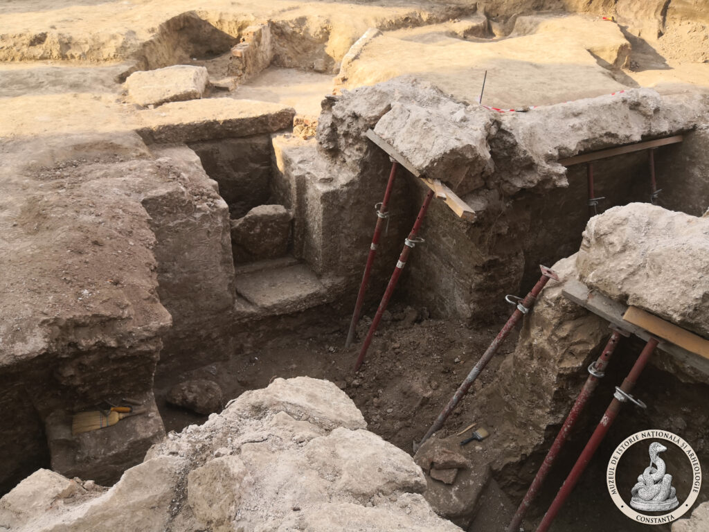 Galeie FOTO VIDEO Mormânt creștin spectaculos, cu plan triunghiular, descoperit în vechea cetate Tomis de specialiștii Muzeului de Istorie Constanța 22 Galeie FOTO VIDEO Mormânt creștin spectaculos, cu plan triunghiular, descoperit în vechea cetate Tomis de specialiștii Muzeului de Istorie Constanța IMG 20250911 084143