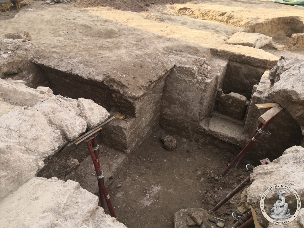 Galeie FOTO VIDEO Mormânt creștin spectaculos, cu plan triunghiular, descoperit în vechea cetate Tomis de specialiștii Muzeului de Istorie Constanța 24 Galeie FOTO VIDEO Mormânt creștin spectaculos, cu plan triunghiular, descoperit în vechea cetate Tomis de specialiștii Muzeului de Istorie Constanța IMG 20250911 084155 1