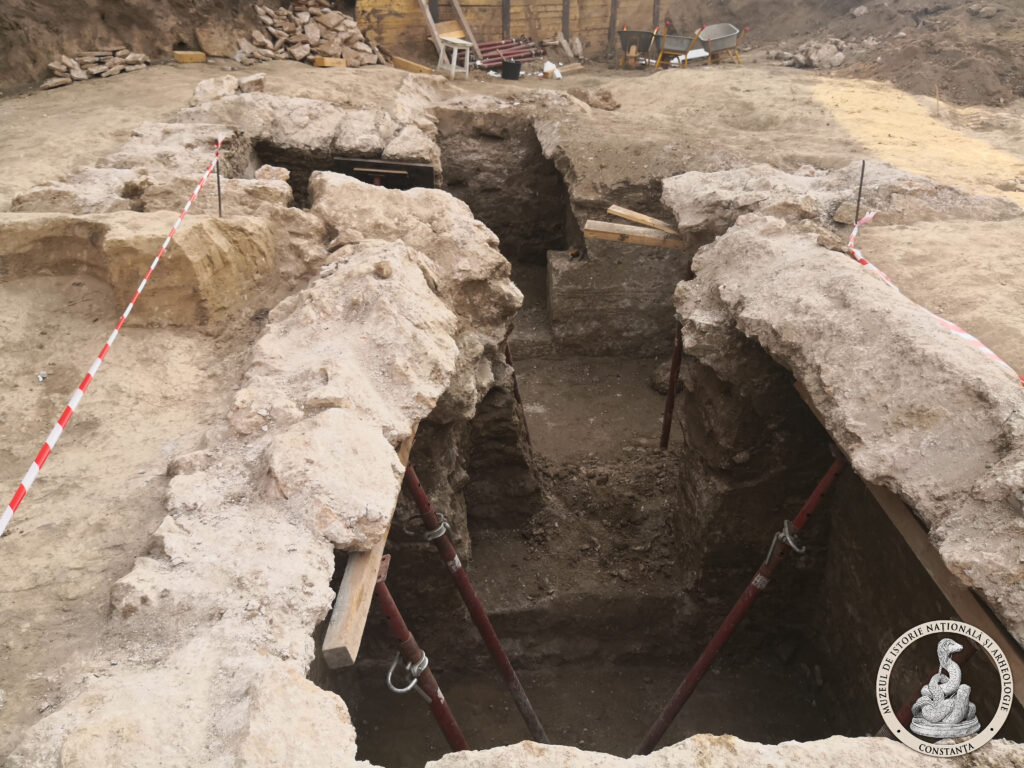 Galeie FOTO VIDEO Mormânt creștin spectaculos, cu plan triunghiular, descoperit în vechea cetate Tomis de specialiștii Muzeului de Istorie Constanța 25 Galeie FOTO VIDEO Mormânt creștin spectaculos, cu plan triunghiular, descoperit în vechea cetate Tomis de specialiștii Muzeului de Istorie Constanța IMG 20250911 084228
