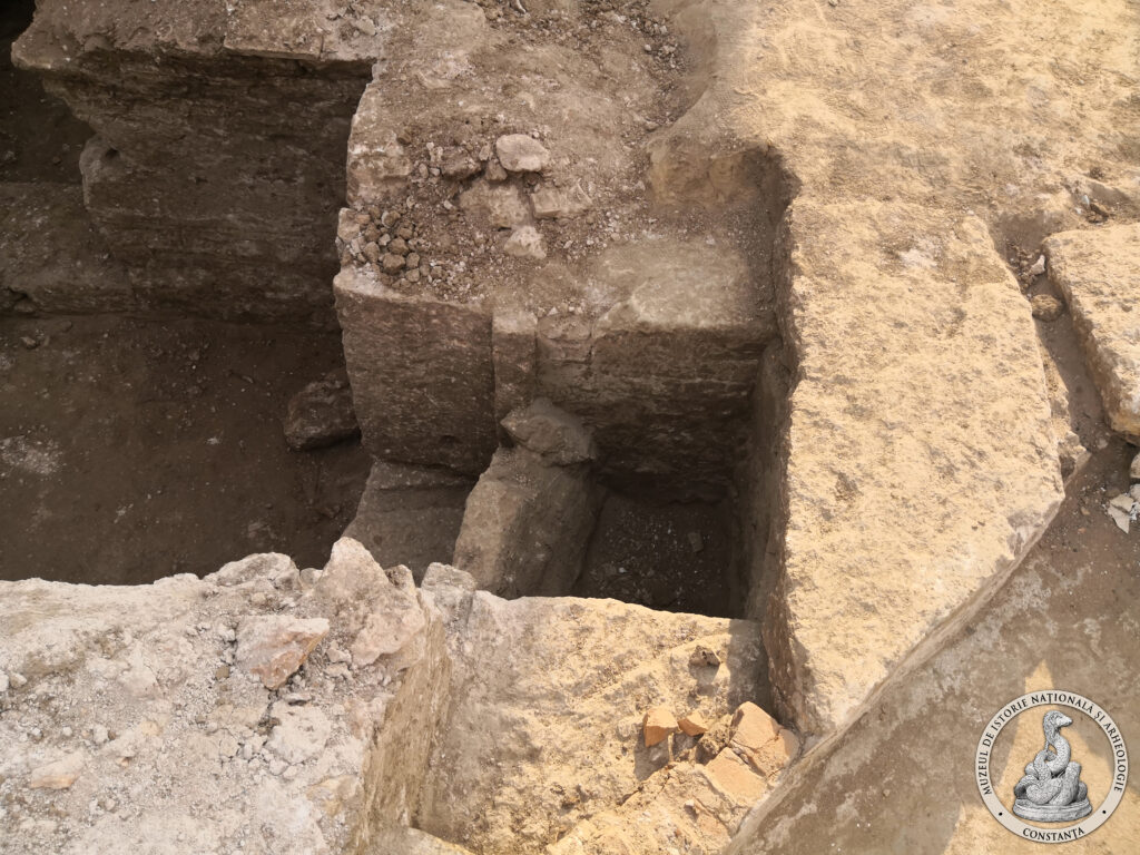 Galeie FOTO VIDEO Mormânt creștin spectaculos, cu plan triunghiular, descoperit în vechea cetate Tomis de specialiștii Muzeului de Istorie Constanța 27 Galeie FOTO VIDEO Mormânt creștin spectaculos, cu plan triunghiular, descoperit în vechea cetate Tomis de specialiștii Muzeului de Istorie Constanța IMG 20250911 084339