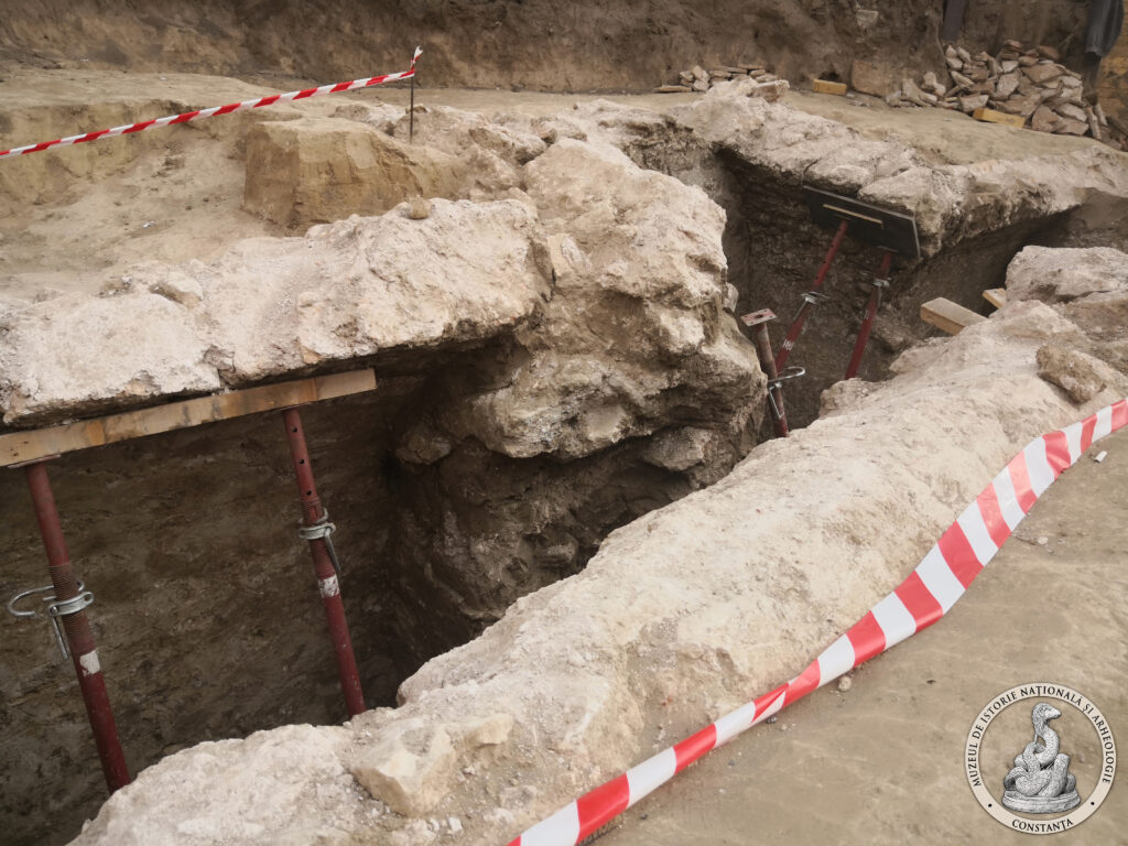Galeie FOTO VIDEO Mormânt creștin spectaculos, cu plan triunghiular, descoperit în vechea cetate Tomis de specialiștii Muzeului de Istorie Constanța 28 Galeie FOTO VIDEO Mormânt creștin spectaculos, cu plan triunghiular, descoperit în vechea cetate Tomis de specialiștii Muzeului de Istorie Constanța IMG 20250911 084448