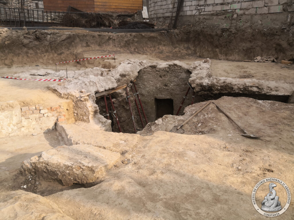 Galeie FOTO VIDEO Mormânt creștin spectaculos, cu plan triunghiular, descoperit în vechea cetate Tomis de specialiștii Muzeului de Istorie Constanța 29 Galeie FOTO VIDEO Mormânt creștin spectaculos, cu plan triunghiular, descoperit în vechea cetate Tomis de specialiștii Muzeului de Istorie Constanța IMG 20250911 084734