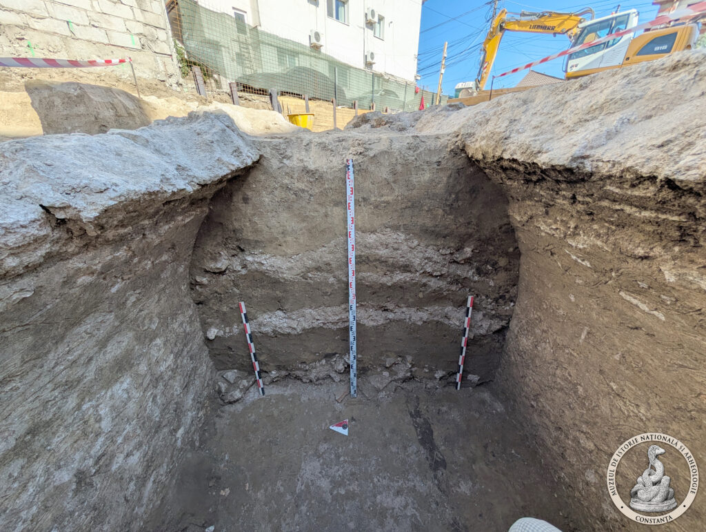 Galeie FOTO VIDEO Mormânt creștin spectaculos, cu plan triunghiular, descoperit în vechea cetate Tomis de specialiștii Muzeului de Istorie Constanța 32 Galeie FOTO VIDEO Mormânt creștin spectaculos, cu plan triunghiular, descoperit în vechea cetate Tomis de specialiștii Muzeului de Istorie Constanța PXL 20250904 131202840
