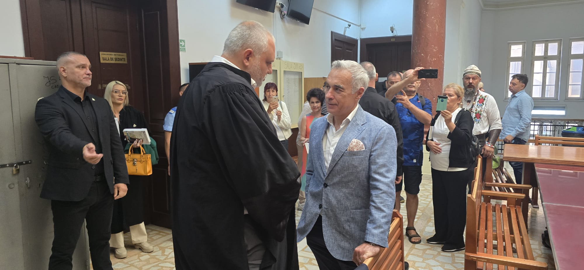 FOTO VIDEO MINUTA/ Măsura controlului judiciar, prelungită pentru Călin Georgescu în primă instanță / Este acuzat de promovarea cultului persoanelor vinovate de crime împotriva umanității, precum și de propagandă legionară și fascistă WhatsApp Image 2025 09 01 at 12.07.01
