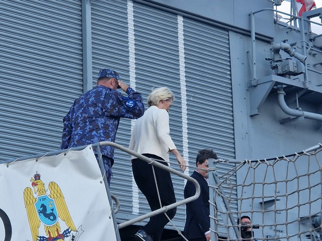 FOTO VIDEO Ursula von der Leyen, șefa Comisiei Europene, a ajuns la Constanța pentru discuții cu președintele Nicușor Dan și oficiali ai Armatei 20 FOTO VIDEO Ursula von der Leyen, șefa Comisiei Europene, a ajuns la Constanța pentru discuții cu președintele Nicușor Dan și oficiali ai Armatei WhatsApp Image 2025 09 01 at 16.29.21 4