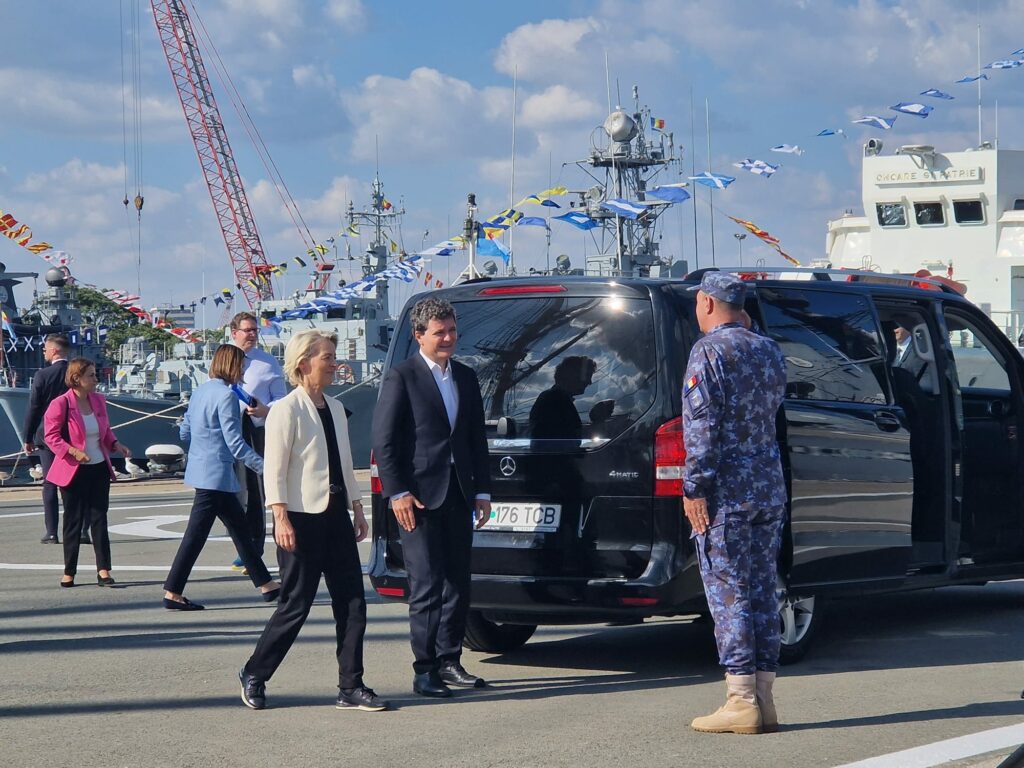 FOTO VIDEO Ursula von der Leyen, șefa Comisiei Europene, a ajuns la Constanța pentru discuții cu președintele Nicușor Dan și oficiali ai Armatei 19 FOTO VIDEO Ursula von der Leyen, șefa Comisiei Europene, a ajuns la Constanța pentru discuții cu președintele Nicușor Dan și oficiali ai Armatei WhatsApp Image 2025 09 01 at 16.29.21 6