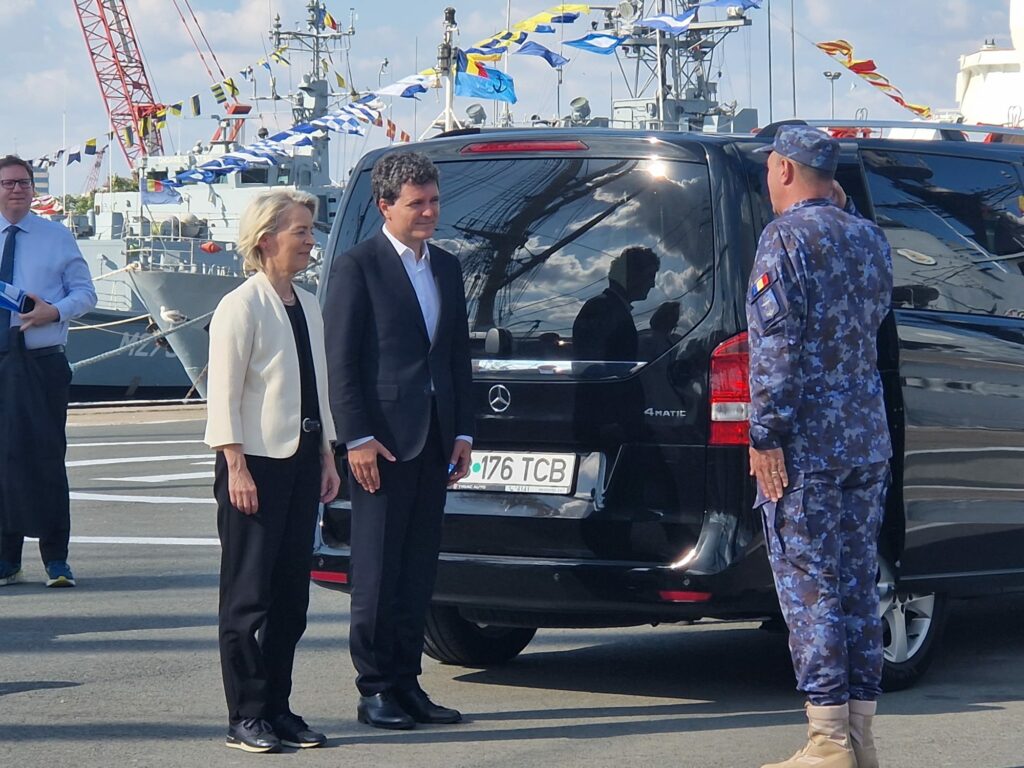 FOTO VIDEO Ursula von der Leyen, șefa Comisiei Europene, a ajuns la Constanța pentru discuții cu președintele Nicușor Dan și oficiali ai Armatei 21 FOTO VIDEO Ursula von der Leyen, șefa Comisiei Europene, a ajuns la Constanța pentru discuții cu președintele Nicușor Dan și oficiali ai Armatei WhatsApp Image 2025 09 01 at 16.29.21 7