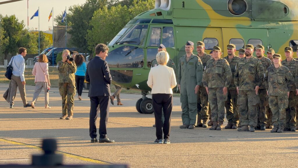 FOTO VIDEO Ursula von der Leyen, la Constanța: Conferință de presă cu președintele Nicușor Dan, la Baza 57 Mihail Kogălniceanu/ Șefa Comisiei Europene: Ţara dumneavoastră este un atu esenţial pentru securitatea Europei 18 FOTO VIDEO Ursula von der Leyen, la Constanța: Conferință de presă cu președintele Nicușor Dan, la Baza 57 Mihail Kogălniceanu/ Șefa Comisiei Europene: Ţara dumneavoastră este un atu esenţial pentru securitatea Europei WhatsApp Image 2025 09 01 at 18.31.14