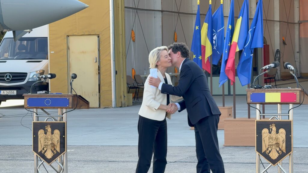 FOTO VIDEO Ursula von der Leyen, la Constanța: Conferință de presă cu președintele Nicușor Dan, la Baza 57 Mihail Kogălniceanu/ Șefa Comisiei Europene: Ţara dumneavoastră este un atu esenţial pentru securitatea Europei 29 FOTO VIDEO Ursula von der Leyen, la Constanța: Conferință de presă cu președintele Nicușor Dan, la Baza 57 Mihail Kogălniceanu/ Șefa Comisiei Europene: Ţara dumneavoastră este un atu esenţial pentru securitatea Europei WhatsApp Image 2025 09 01 at 18.33.13