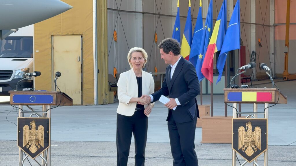 FOTO VIDEO Ursula von der Leyen, la Constanța: Conferință de presă cu președintele Nicușor Dan, la Baza 57 Mihail Kogălniceanu/ Șefa Comisiei Europene: Ţara dumneavoastră este un atu esenţial pentru securitatea Europei 27 FOTO VIDEO Ursula von der Leyen, la Constanța: Conferință de presă cu președintele Nicușor Dan, la Baza 57 Mihail Kogălniceanu/ Șefa Comisiei Europene: Ţara dumneavoastră este un atu esenţial pentru securitatea Europei WhatsApp Image 2025 09 01 at 18.33.13 2