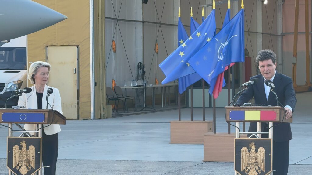 FOTO VIDEO Ursula von der Leyen, la Constanța: Conferință de presă cu președintele Nicușor Dan, la Baza 57 Mihail Kogălniceanu/ Șefa Comisiei Europene: Ţara dumneavoastră este un atu esenţial pentru securitatea Europei 31 FOTO VIDEO Ursula von der Leyen, la Constanța: Conferință de presă cu președintele Nicușor Dan, la Baza 57 Mihail Kogălniceanu/ Șefa Comisiei Europene: Ţara dumneavoastră este un atu esenţial pentru securitatea Europei WhatsApp Image 2025 09 01 at 18.37.14 1