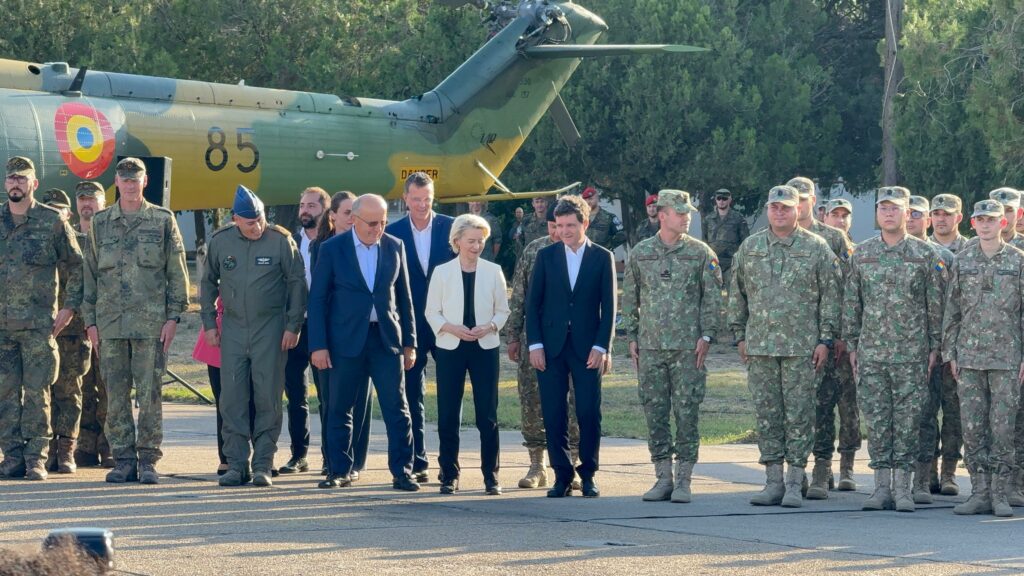 FOTO VIDEO Ursula von der Leyen, la Constanța: Conferință de presă cu președintele Nicușor Dan, la Baza 57 Mihail Kogălniceanu/ Șefa Comisiei Europene: Ţara dumneavoastră este un atu esenţial pentru securitatea Europei 34 FOTO VIDEO Ursula von der Leyen, la Constanța: Conferință de presă cu președintele Nicușor Dan, la Baza 57 Mihail Kogălniceanu/ Șefa Comisiei Europene: Ţara dumneavoastră este un atu esenţial pentru securitatea Europei WhatsApp Image 2025 09 01 at 19.03.15 1