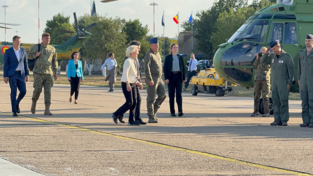 FOTO VIDEO Ursula von der Leyen, la Constanța: Conferință de presă cu președintele Nicușor Dan, la Baza 57 Mihail Kogălniceanu/ Șefa Comisiei Europene: Ţara dumneavoastră este un atu esenţial pentru securitatea Europei 39 FOTO VIDEO Ursula von der Leyen, la Constanța: Conferință de presă cu președintele Nicușor Dan, la Baza 57 Mihail Kogălniceanu/ Șefa Comisiei Europene: Ţara dumneavoastră este un atu esenţial pentru securitatea Europei WhatsApp Image 2025 09 01 at 19.03.16 1