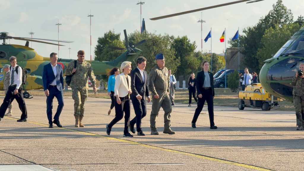 FOTO VIDEO Ursula von der Leyen, la Constanța: Conferință de presă cu președintele Nicușor Dan, la Baza 57 Mihail Kogălniceanu/ Șefa Comisiei Europene: Ţara dumneavoastră este un atu esenţial pentru securitatea Europei 40 FOTO VIDEO Ursula von der Leyen, la Constanța: Conferință de presă cu președintele Nicușor Dan, la Baza 57 Mihail Kogălniceanu/ Șefa Comisiei Europene: Ţara dumneavoastră este un atu esenţial pentru securitatea Europei WhatsApp Image 2025 09 01 at 19.03.16