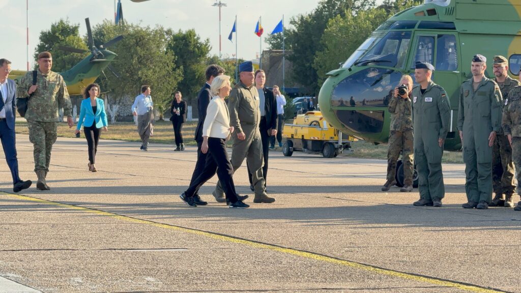 FOTO VIDEO Ursula von der Leyen, la Constanța: Conferință de presă cu președintele Nicușor Dan, la Baza 57 Mihail Kogălniceanu/ Șefa Comisiei Europene: Ţara dumneavoastră este un atu esenţial pentru securitatea Europei 38 FOTO VIDEO Ursula von der Leyen, la Constanța: Conferință de presă cu președintele Nicușor Dan, la Baza 57 Mihail Kogălniceanu/ Șefa Comisiei Europene: Ţara dumneavoastră este un atu esenţial pentru securitatea Europei WhatsApp Image 2025 09 01 at 19.03.16 2