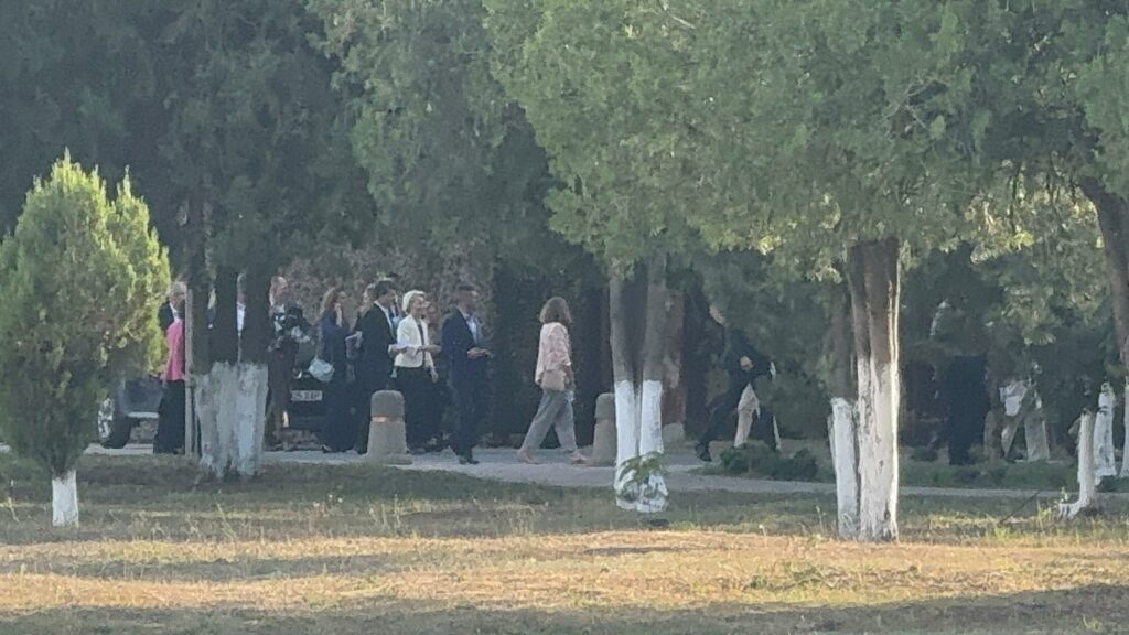 FOTO VIDEO Ursula von der Leyen, la Constanța: Conferință de presă cu președintele Nicușor Dan, la Baza 57 Mihail Kogălniceanu/ Șefa Comisiei Europene: Ţara dumneavoastră este un atu esenţial pentru securitatea Europei 42 FOTO VIDEO Ursula von der Leyen, la Constanța: Conferință de presă cu președintele Nicușor Dan, la Baza 57 Mihail Kogălniceanu/ Șefa Comisiei Europene: Ţara dumneavoastră este un atu esenţial pentru securitatea Europei WhatsApp Image 2025 09 01 at 19.03.48