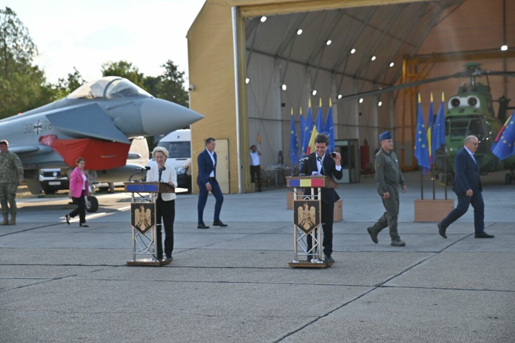 FOTO VIDEO Ursula von der Leyen, la Constanța: Conferință de presă cu președintele Nicușor Dan, la Baza 57 Mihail Kogălniceanu/ Șefa Comisiei Europene: Ţara dumneavoastră este un atu esenţial pentru securitatea Europei 13 FOTO VIDEO Ursula von der Leyen, la Constanța: Conferință de presă cu președintele Nicușor Dan, la Baza 57 Mihail Kogălniceanu/ Șefa Comisiei Europene: Ţara dumneavoastră este un atu esenţial pentru securitatea Europei WhatsApp Image 2025 09 01 at 19.33.06 2
