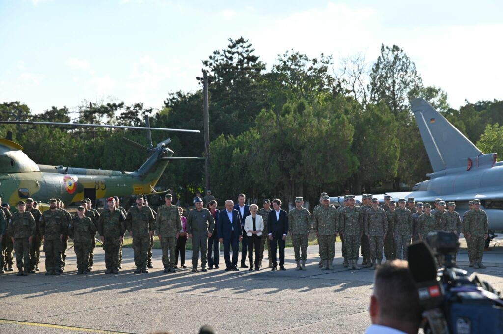 FOTO VIDEO Ursula von der Leyen, la Constanța: Conferință de presă cu președintele Nicușor Dan, la Baza 57 Mihail Kogălniceanu/ Șefa Comisiei Europene: Ţara dumneavoastră este un atu esenţial pentru securitatea Europei 12 FOTO VIDEO Ursula von der Leyen, la Constanța: Conferință de presă cu președintele Nicușor Dan, la Baza 57 Mihail Kogălniceanu/ Șefa Comisiei Europene: Ţara dumneavoastră este un atu esenţial pentru securitatea Europei WhatsApp Image 2025 09 01 at 19.33.06 3