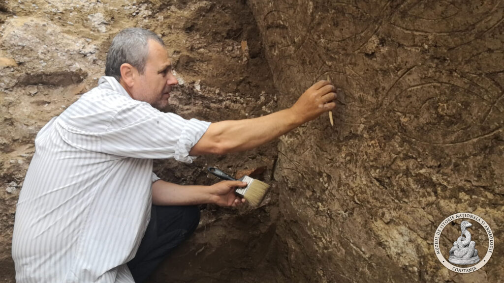 Galeie FOTO VIDEO Mormânt creștin spectaculos, cu plan triunghiular, descoperit în vechea cetate Tomis de specialiștii Muzeului de Istorie Constanța 33 Galeie FOTO VIDEO Mormânt creștin spectaculos, cu plan triunghiular, descoperit în vechea cetate Tomis de specialiștii Muzeului de Istorie Constanța WhatsApp Image 2025 09 11 at 11.38.54