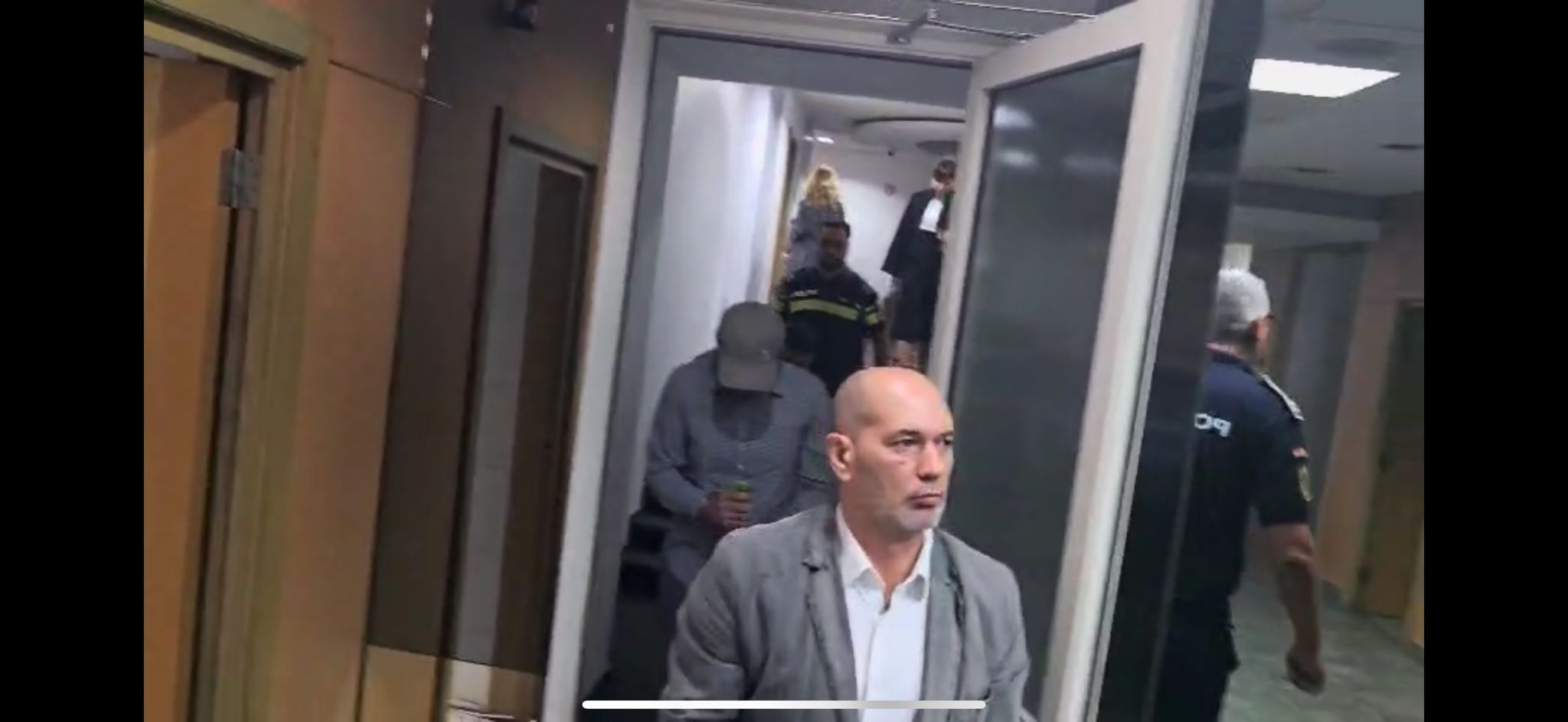BREAKING VIDEO Executorul Vasile Deacu, ELIBERAT din arestul preventiv de ÎCCJ / Dosarul ”Fabrica de Moșteniri” DIICOT, o rețea condusă de un consilier local AUR cu 7 clase care a lăsat zeci de oameni fără case WhatsApp Image 2025 09 11 at 13.48.41
