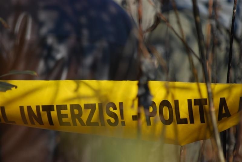 Cadavrul unui bărbat, în stare de DESCOMPUNERE, găsit pe un câmp, în apropiere de Cumpăna politia nu treceti